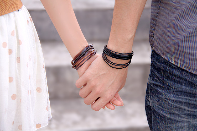 Парные браслеты стабильно держат лидирующие позиции позволяя влюблённым заявить о своих чувствах
