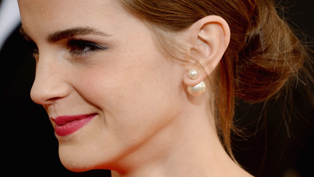 Серьги-пуговки снова в моде - Emma Watson в серьгах от Dior