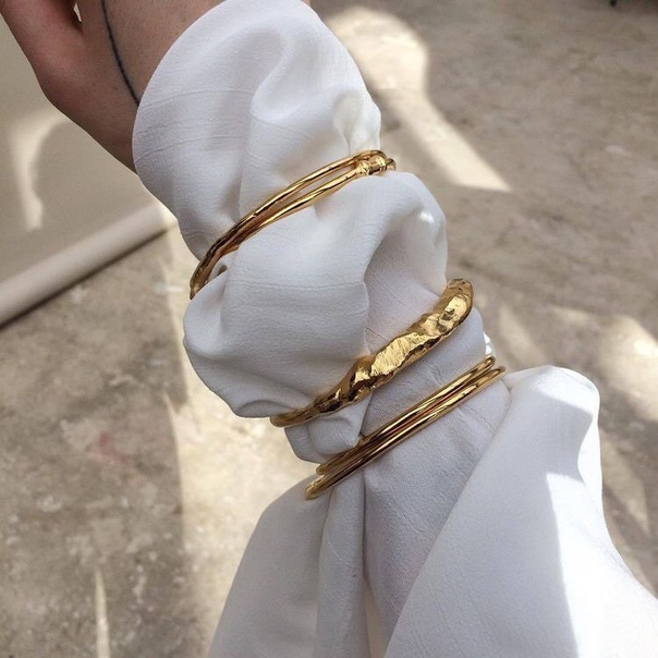 Bracelets on the outside: как носить браслеты осенью