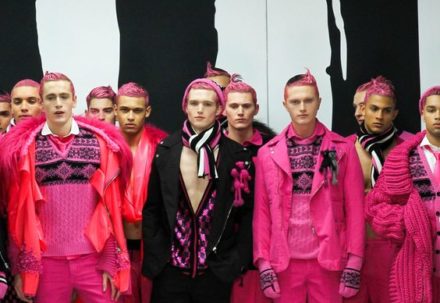 Мужчины в розовом на подиумах