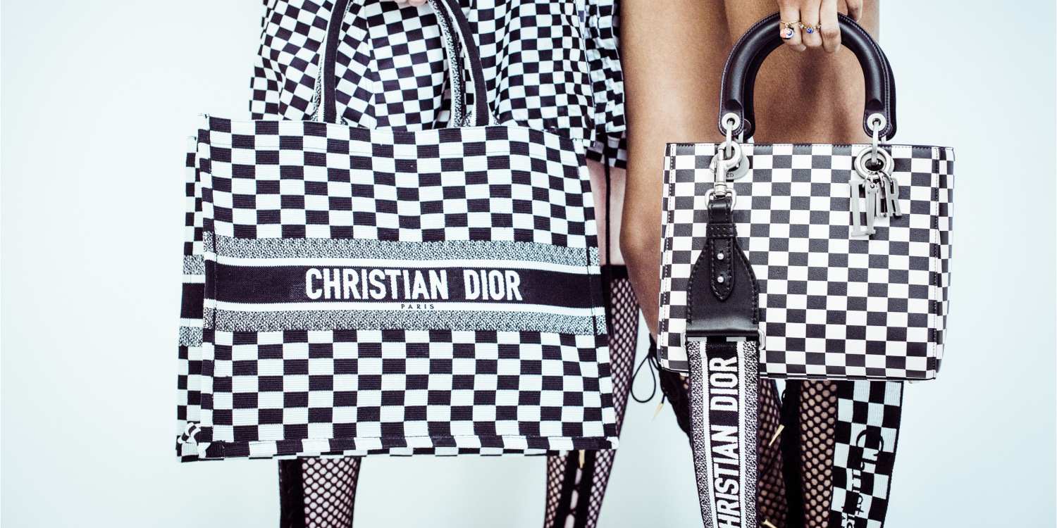 Сумочка от Christian Dior, которая повторяет основную деталь костюма