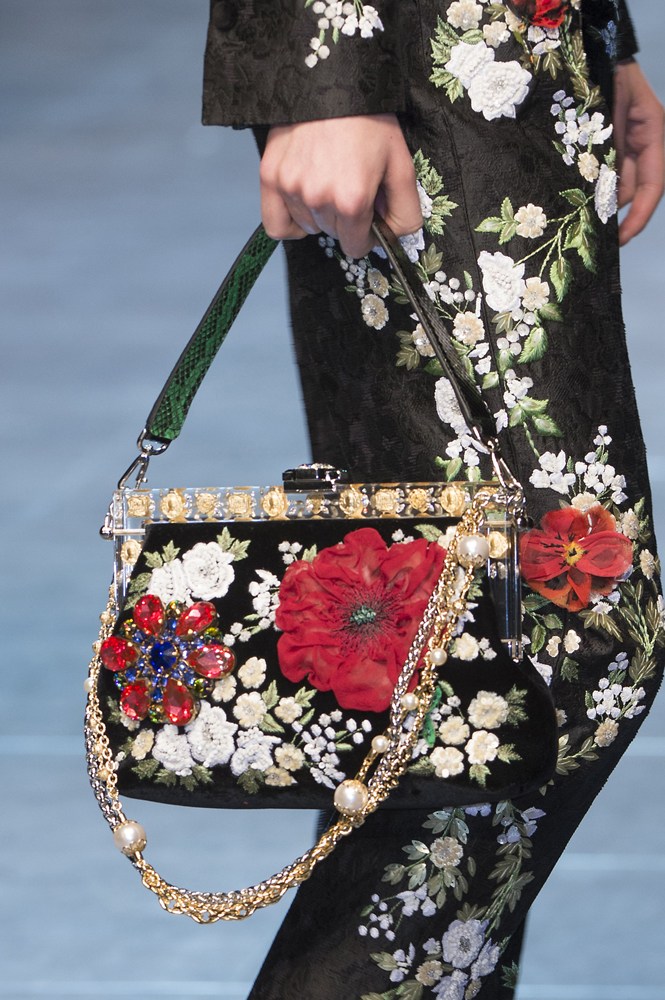 Сумочка от Dolce & Gabbana, которая повторяет основную деталь костюма