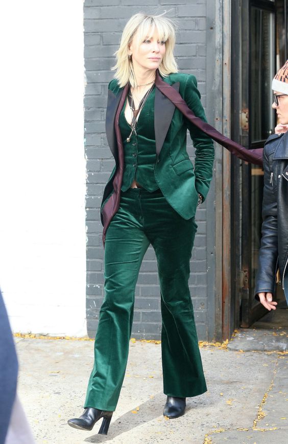Кейт Бланшет в зелёном смокинге с тёмно-бордовыми широкими лацканами