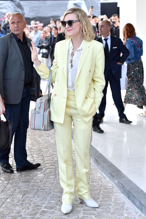Кейт Бланшет в светло-жёлтом смокинге