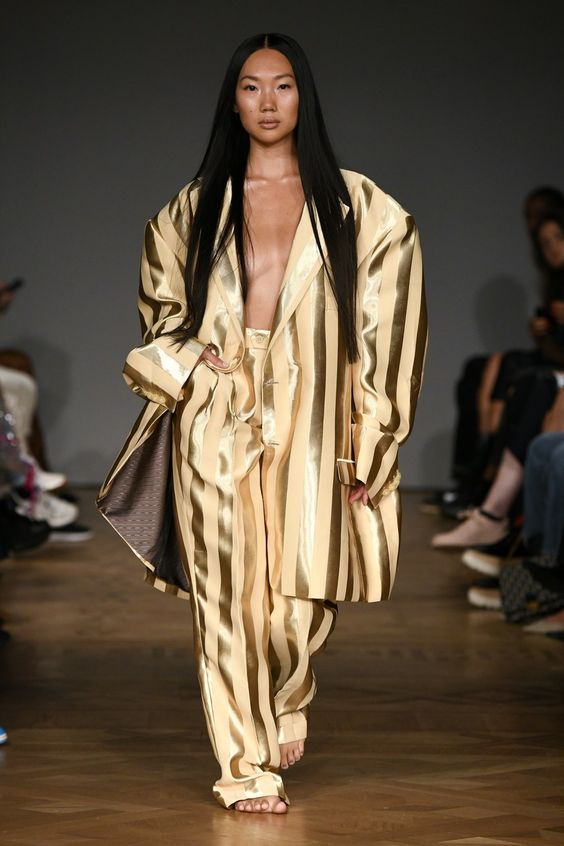 Золотой в полоску смкоинг гиперсайз в пижамном стиле от Selam Fessahaye