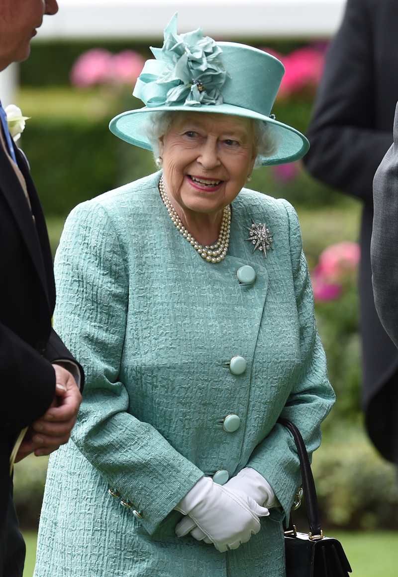 Елизавета II (Elizabeth II) в мятном костюме