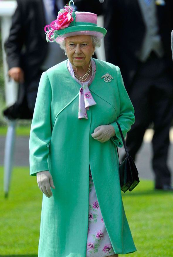 Елизавета II (Elizabeth II) в мятном пальто