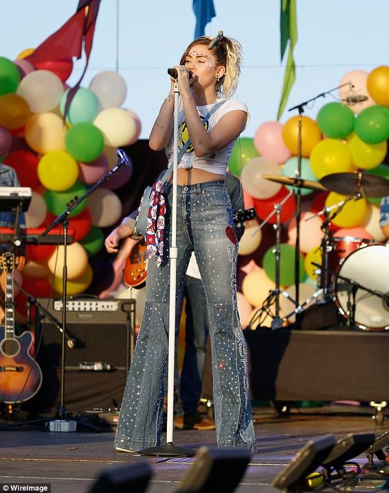 Miley Cyrus в брюках клёш