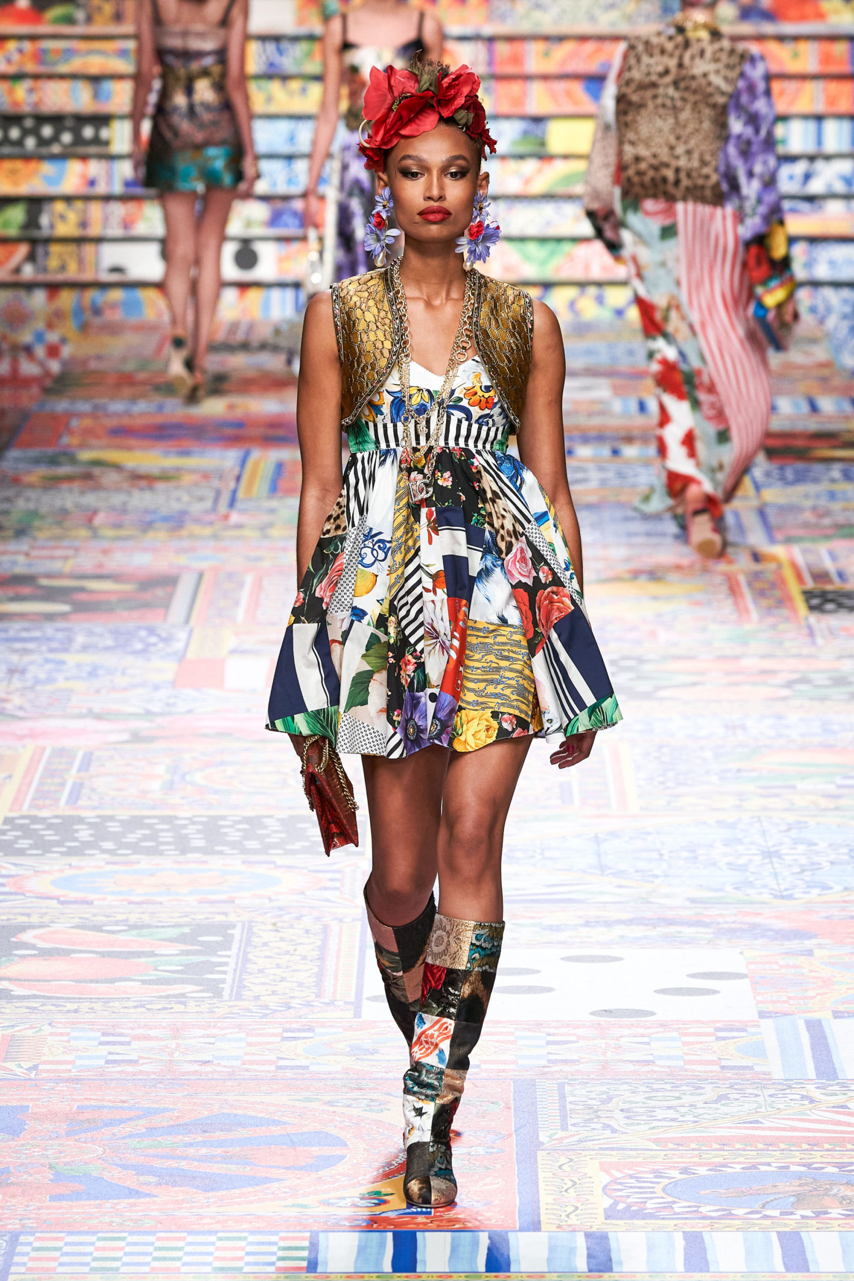 Платье с расклешённой статичной юбкой, платье выпускницы от Dolce & Gabbana модель 2021 года