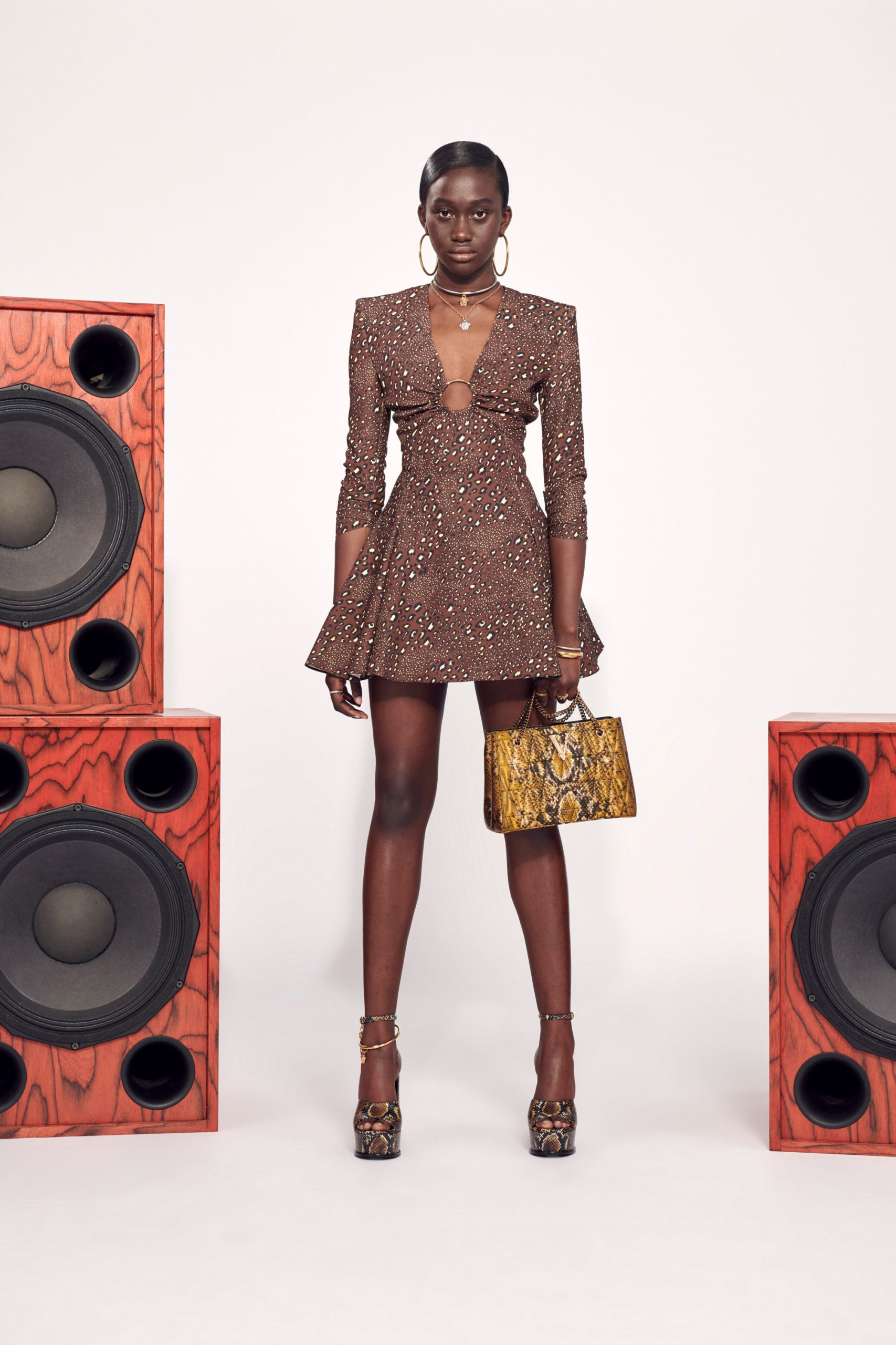 Платье с расклешённой статичной юбкой, платье выпускницы от Versace модель 2021 года