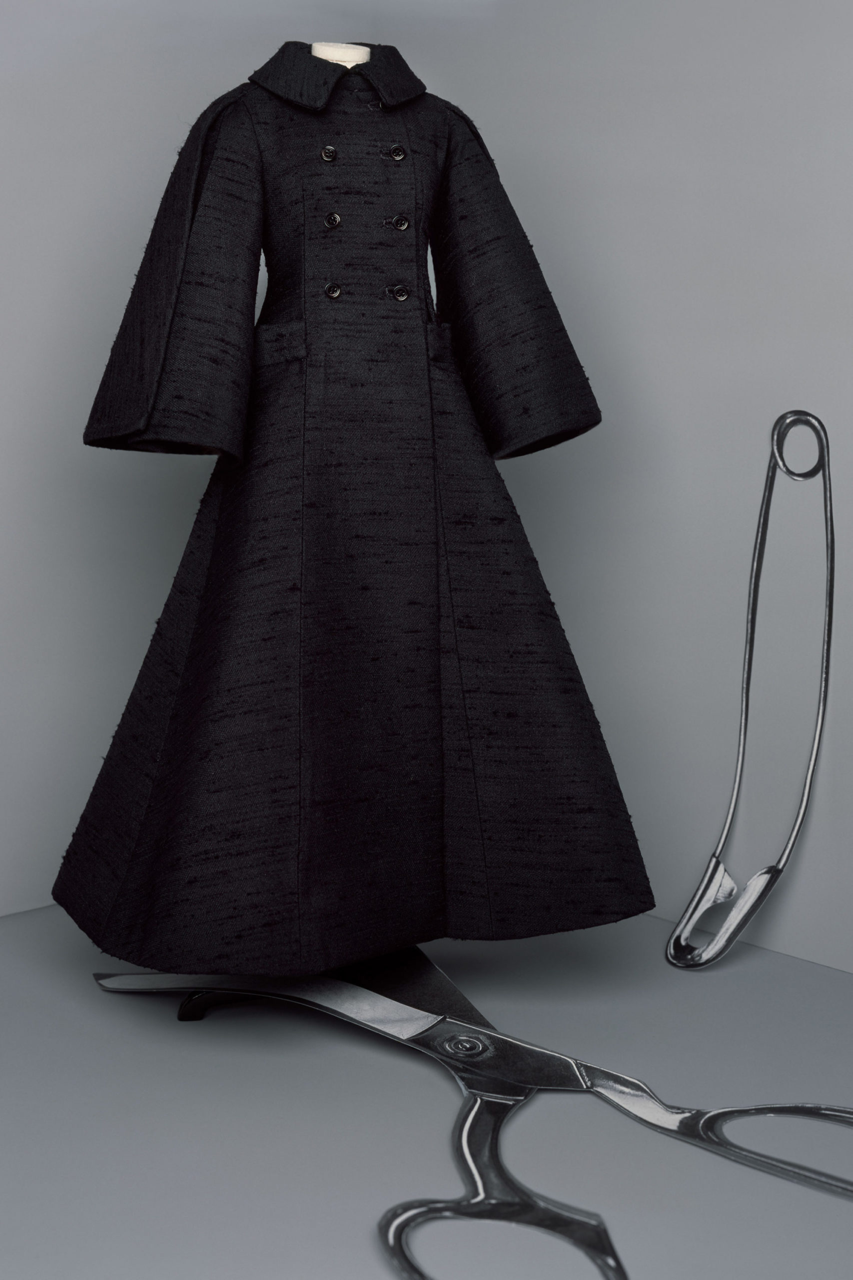 Платье с расклешёнными рукавами от Christian Dior кутюр модель 2021 года