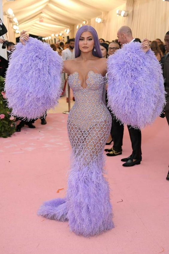 Кайли Дженнер (Kylie Jenner) в лиловом платье в сетку