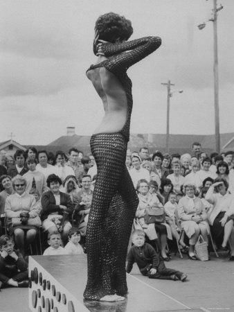 Донйел Луна (Donyale Luna) - первая афроамериканская модель на обложке Vogue в платье в сетку