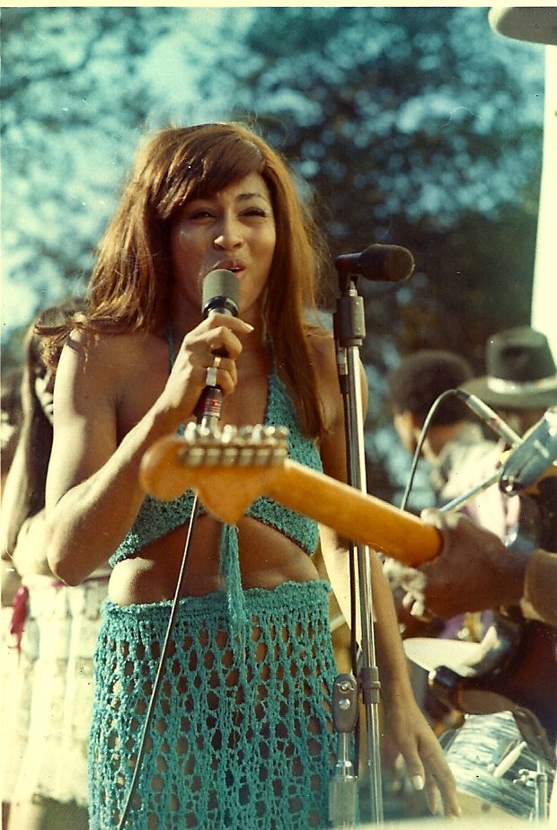Тина Тёрнер (Tina Turner) в одежде в сетку