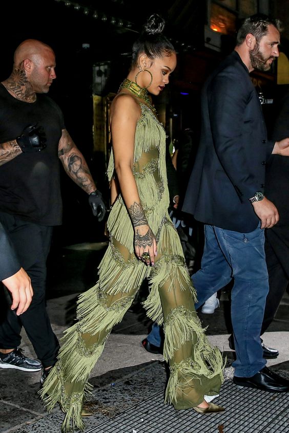 Рианна (Rihanna) в комбинезоне с бахромой