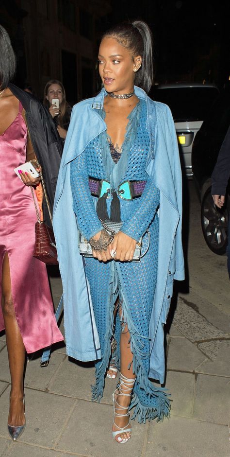 Рианна (Rihanna) в платье с бахромой