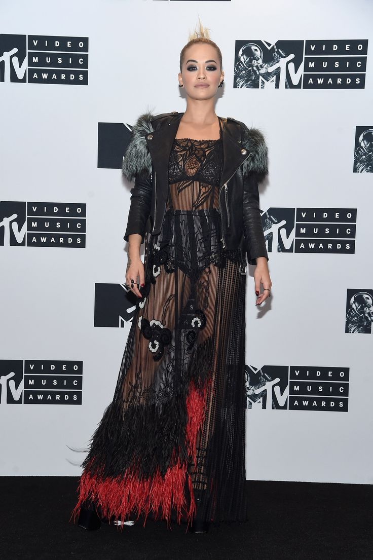 Рита Ора (Rita Ora) в платье с бахромой