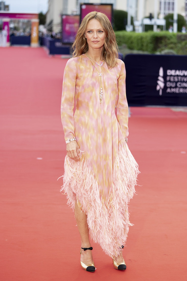 Ванесса Паради (Vanessa Paradis) в платье с бахромой от Шанель 2020 года